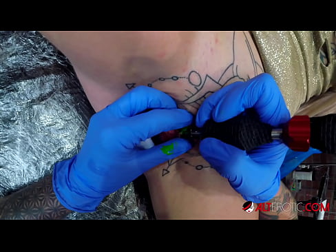 ❤️ Sully Savage-k izugarri tatuatu zuen klitorian tatuaje bat egin zuen ❤️ Porno %eu.xxxner.ruan